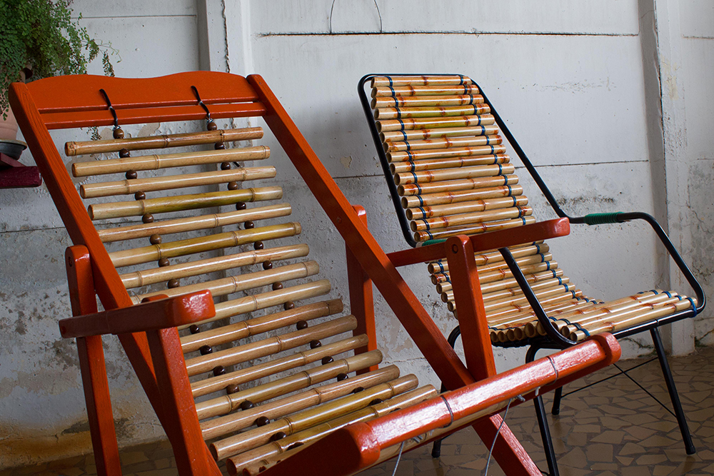 Dentre as inúmeras peças, seu João gosta de fazer cadeiras de bambu (Foto: Laila Braghero)