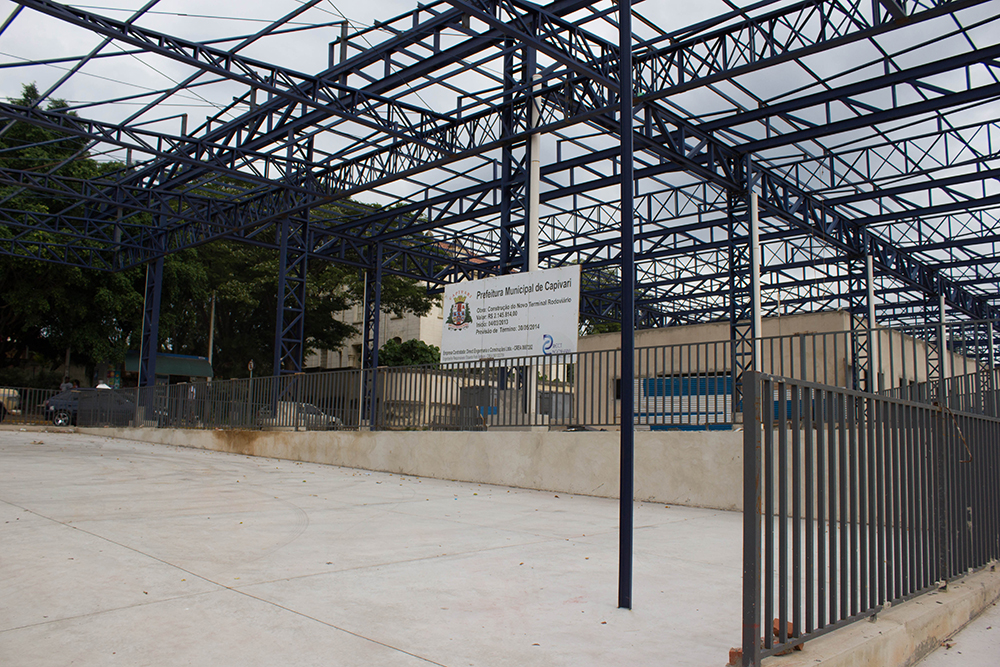 Prefeitura tem seis meses para finalizar a outra metade da obra (Foto: Laila Braghero)