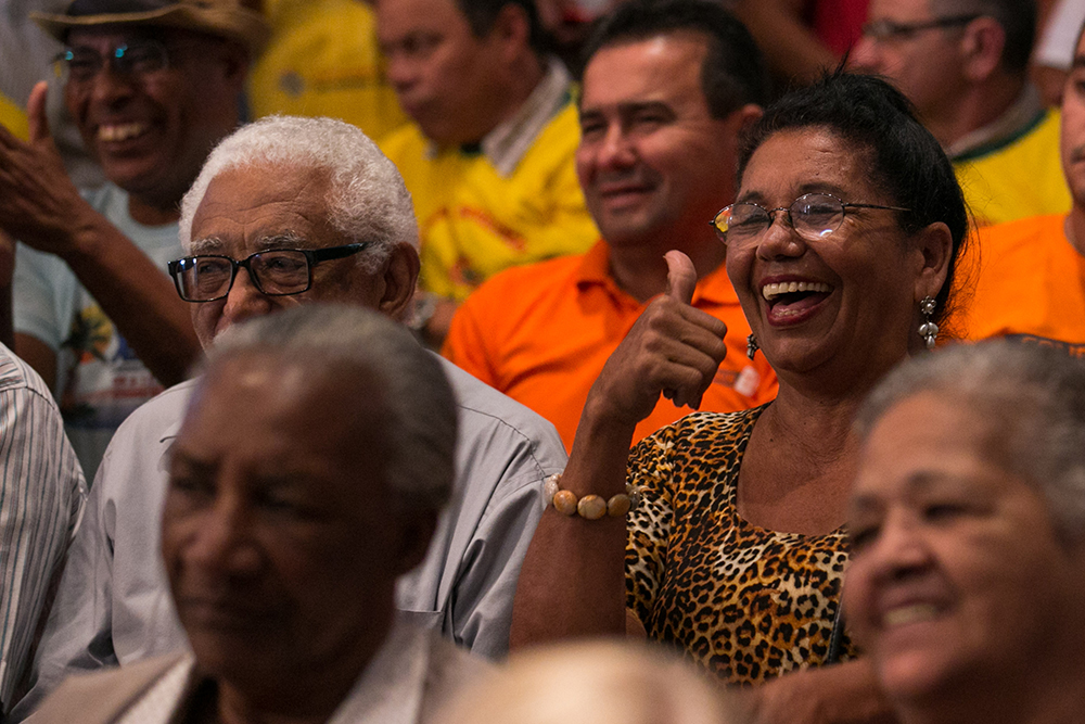 Maiores de 60 anos acompanham evento no Palácio dos Bandeirantes (Foto: Edson Lopes Jr./GESP)