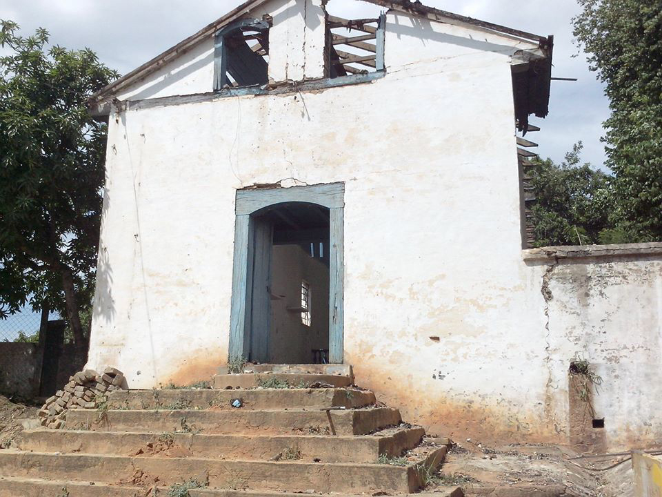 Telhado da Capela Itapeva, na fazenda de mesmo nome, estava desabando (Foto: Reprodução/Rádio R FM)