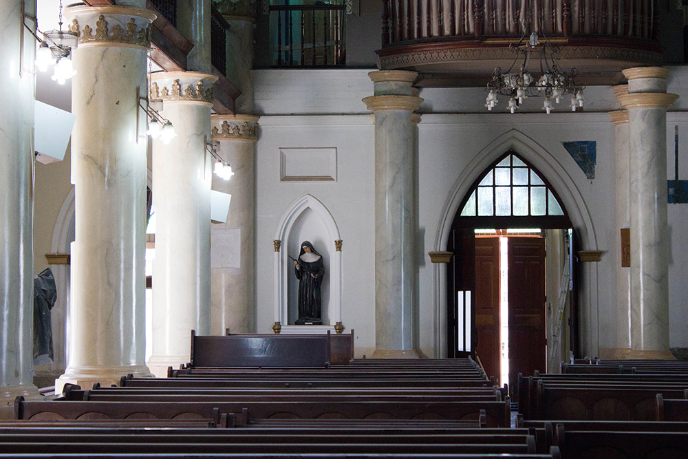 As 25 colunas da igreja serão marmorizadas e os lustres estão sendo substituídos por luzes de LED (Foto: Laila Braghero/O Semanário)