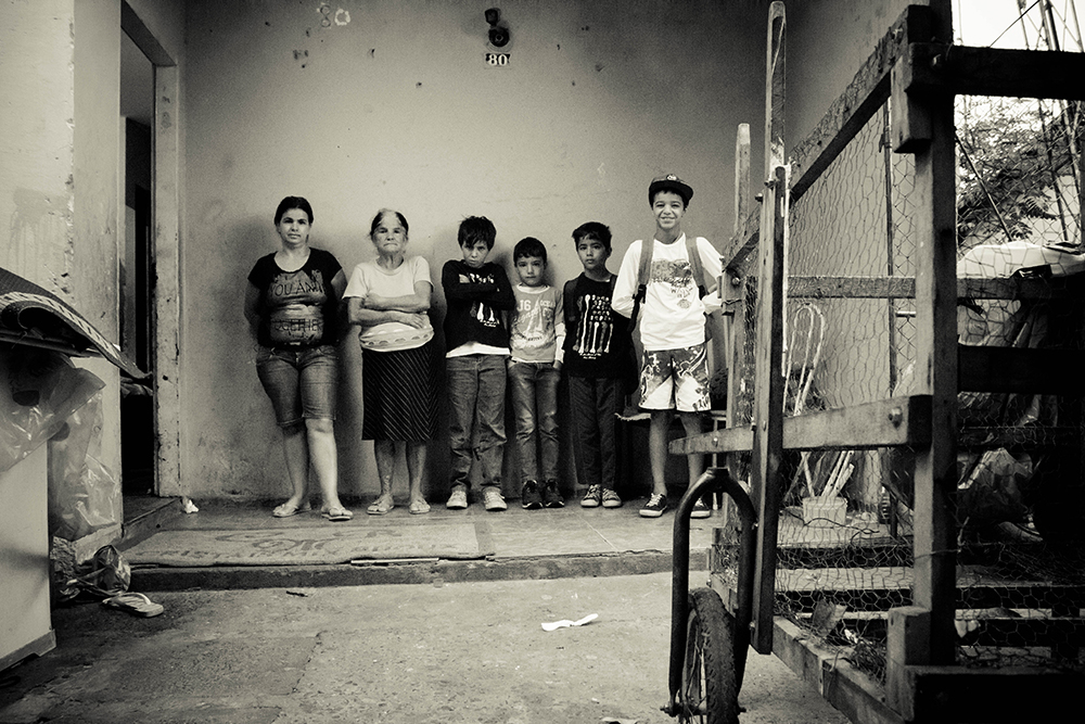 Marisa, Isabel e metade dos netos (Foto: Laila Braghero/O Semanário)