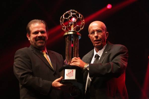 Presidente do Capivariano, Osvaldo Riccomini (à direita), recebe taça das mãos do presidente da Federação Paulista de Futebol, Reinaldo Bastos (Foto: Leonardo Britos/FPF)