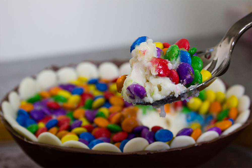 Entre os ovos de colher de Daniele Risso, estão combinações entre Nutella, bombom, Bis, amendoim e confete (Foto: Laila Braghero/O Semanário)